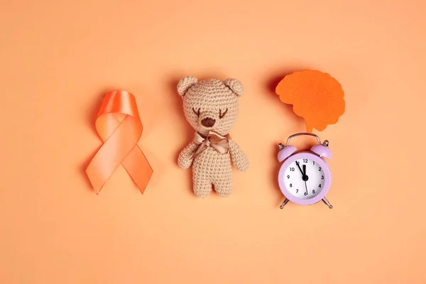 다발성 경화증의 주황색 배경에 주황색 장난감 — 스톡 사진