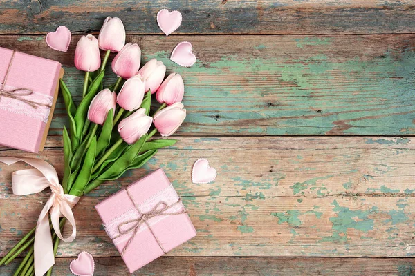 Bouquet Tulipani Rosa Con Regali Cuore Tavole Turchesi Legno Squallido — Foto Stock