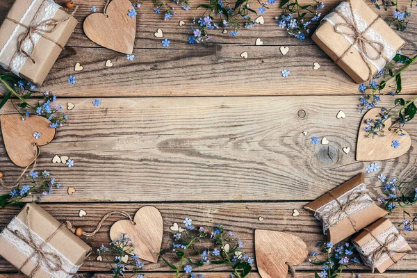 Fondo Romántico Con Flores Regalos Corazones Viejas Tablas Madera Vista —  Fotos de Stock