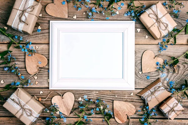 Marco Blanco Vacío Con Flores Regalos Corazones Viejas Tablas Madera —  Fotos de Stock