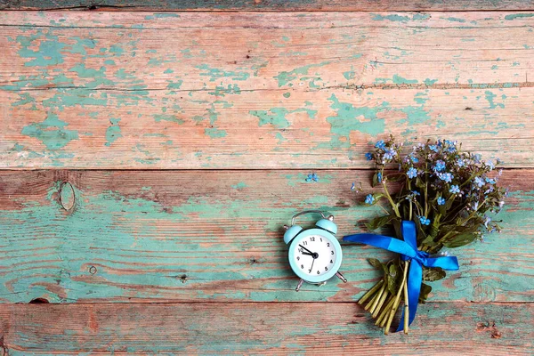 Pequeño Ramo Flores Que Olvidan Con Reloj Despertador Vintage Sobre —  Fotos de Stock