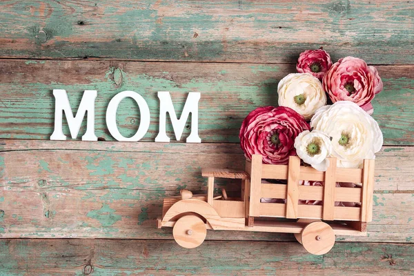 Camión Juguete Madera Con Flores Peonías Parte Posterior Palabra Mom — Foto de Stock