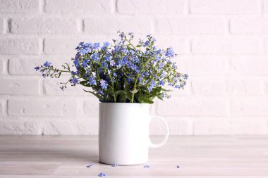 Beyaz tuğla duvarda bir buket 