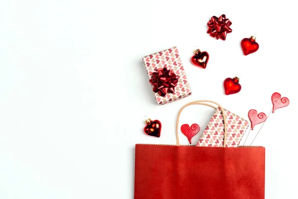 Czerwona Torba Zakupy Prezentami Sercami Białym Tle Przestrzenią Kopiowania Walentynki — Zdjęcie stockowe