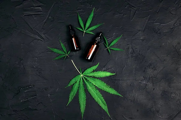 Bottiglie Con Olio Cbd Foglie Marijuana Sfondo Nero Cura Bellezza — Foto Stock