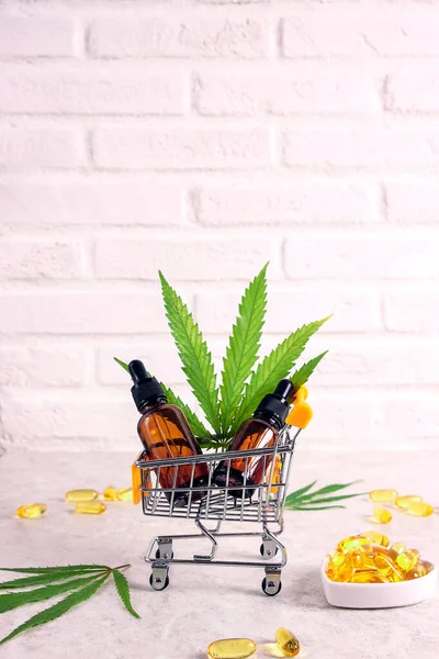 Mini Carrello Supermercato Con Olio Estratto Cannabis Bottiglie Capsule Foglie — Foto Stock