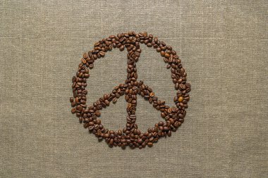Kahve çekirdekleri yapılan barış işareti