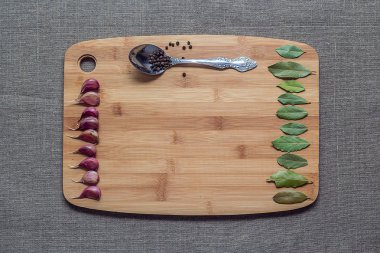 sarımsak ve baharat ahşap oyun tahtası