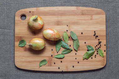 Üç soğan ve gemide baharat