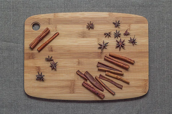 Anise and cinnamon on a wooden board — Stock Photo, Image