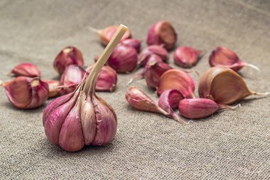 baş sarımsak ve birkaç dilim yalan