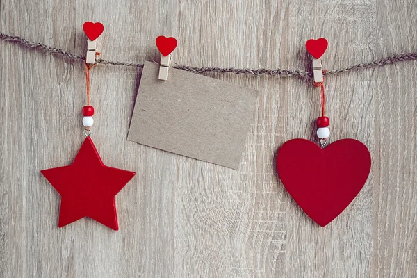 Decoraciones de Navidad con una tarjeta en blanco colgando sobre la espalda de madera —  Fotos de Stock