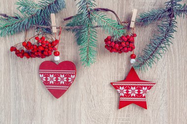 Noel süsleri çam ağacı ve ove asılı rowanberry