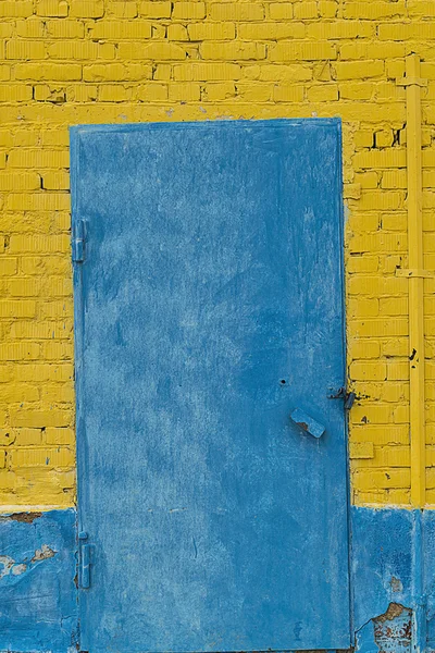 블루 문 노란 벽돌 벽 — 스톡 사진