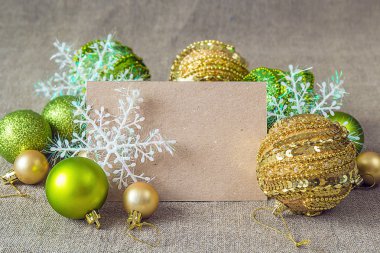 Noel topları ve kar taneleri ile boş kartı