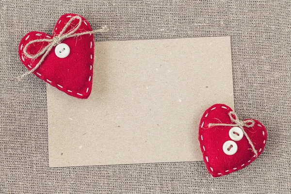 Tarjeta de papel en blanco con un corazón rojo —  Fotos de Stock