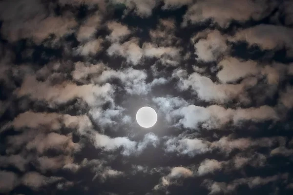 Σελήνη Στον Ουρανό Σύννεφα — Φωτογραφία Αρχείου