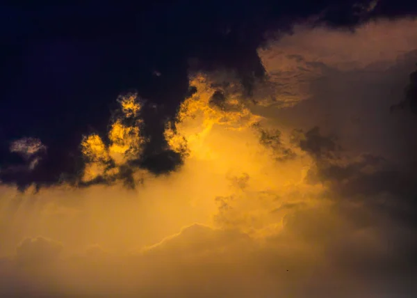 Dramatisk Himmel Kvällen Solen Bakom Molnen — Stockfoto