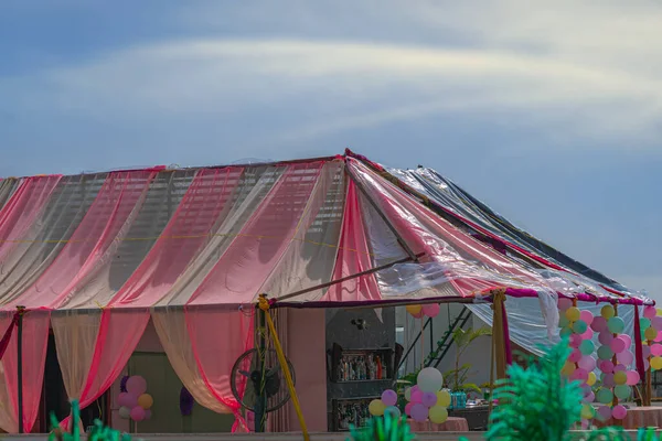 Çatıda kutlamalar yapılıyor.