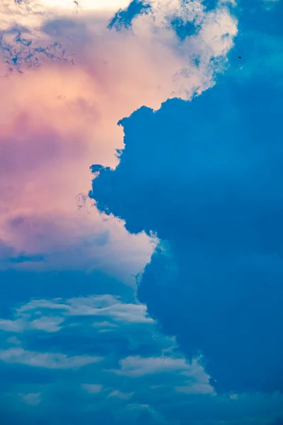 Dramatik Gökyüzü Siyah Sarı Beyaz ve Kırmızı