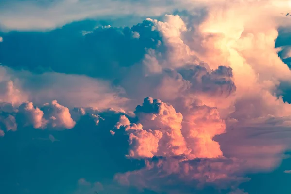 Güzel gökyüzü, akşam sarı, beyaz ve kırmızı