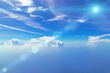 Güneşli bir günde bulutlu mavi gökyüzü. Güneş ve güneş ışınları mavi gökyüzüne ve bulutlara karşı. Mavi gökyüzündeki puslu gökyüzünde güneş ışığı.