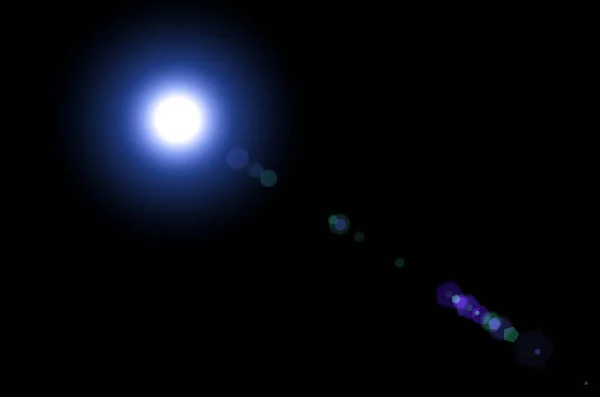 ブラックを基調としたレンズフレアラインとボケが鮮やかなブルーライトのイラスト 黒い背景にデジタルレンズフレアで太陽バースト 光線で星の閃光 — ストック写真