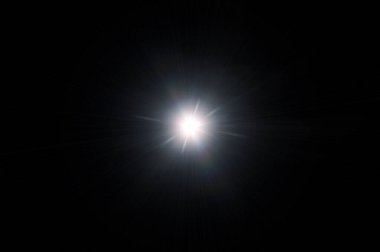 Lens çizgileri ve siyah arka planda bokeh olan parlak mavi bir ışık tasviri. Siyah arkaplanda dijital lens patlaması. Işıklı yıldız parlaması.