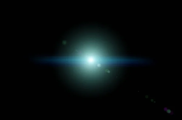 Lens çizgileri ve siyah arka planda bokeh olan parlak mavi bir ışık tasviri. Siyah arkaplanda dijital lens patlaması. Işıklı yıldız parlaması.