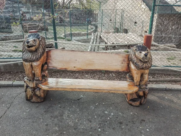 Wooden Bench Decorated Lions Heads Park — Stock Photo, Image