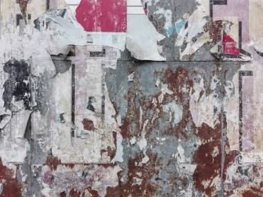 Yırtık kağıtlı ilan tahtası. Tahta bir panoda yırtık posterler.