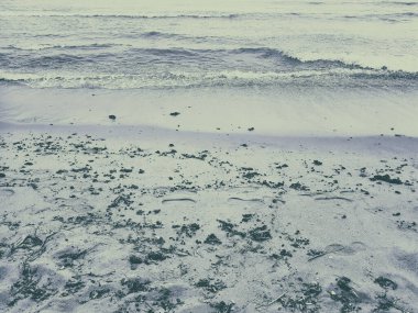 Sahilde deniz dalgaları, fotoğraf efektleri, doku, bokeh, renk ve siyah beyaz efektler. Sahilde köpüklü deniz dalgası manzarası..