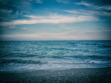 Kumsalda deniz dalgası ve vignette etkisi çerçevesi. Köpüklü rüya gibi bir deniz dalgası.