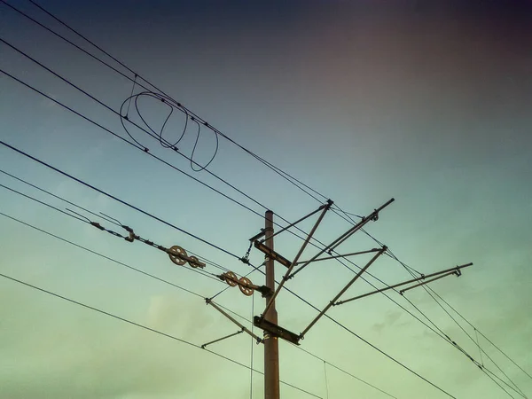 Líneas Eléctricas Ciudad Cables Eléctricos Conectados Poste Energía Calle Bajo —  Fotos de Stock