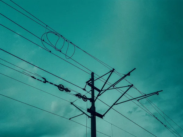 城市的电线 蓝天下连接在街道电线杆上的电缆 — 图库照片