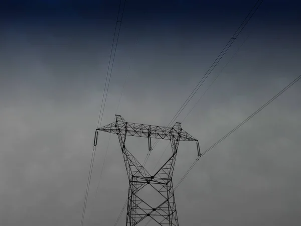 Des Lignes Électriques Dans Ville Câbles Électriques Fixés Poteau Électrique — Photo