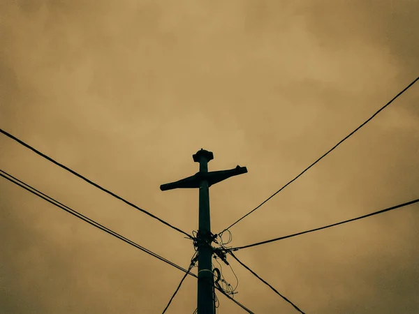 Kraftledningar Staden Elektriska Kablar Fästa Vid Gata Elstolpe Blå Himmel — Stockfoto