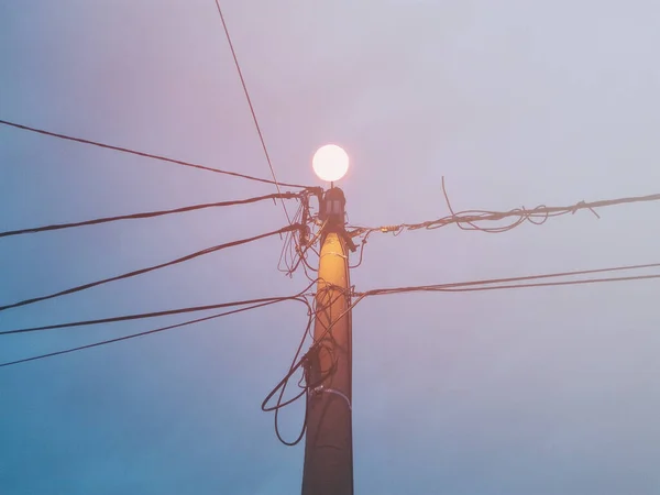 Kraftledningar Staden Elektriska Kablar Fästa Vid Gata Elstolpe Blå Himmel — Stockfoto