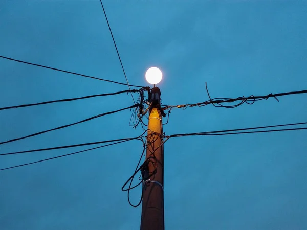 Elektrické Vedení Městě Elektrické Kabely Připojené Pouliční Tyči Pod Modrou — Stock fotografie