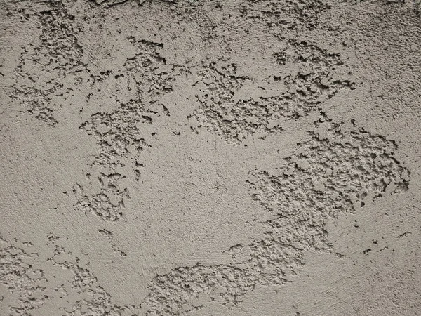 Beton doku. Gri ve çiğ duvarlı arka plan. Çiziklerle kaplı beton ve gri ve beyaz tonlarda pürüzlü doku..
