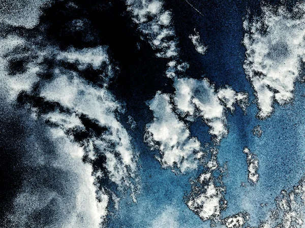 Suluboya teknikleriyle gökyüzü ve bulutlar. Soyut suluboya gökyüzü ve bulutlar çizimi.