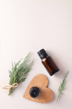 Ardıç yağı. Bir dal ardıç, küçük cam bir şişede yağ. Boşluğu Kopyala