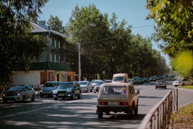 Haziran öğleden sonra Rus caddesi. Kavak tüyü her yerde uçuşuyor..
