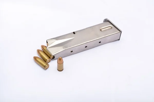 Кулі для пістолета ізольовані на білому тлі — стокове фото