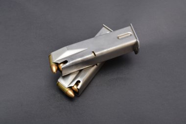 Derginin gri arka plan üzerinde madde işaretleri ile dolu