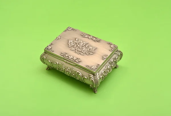 Velha caixa do tesouro apaixonado isolado no fundo verde — Fotografia de Stock