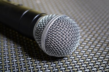 Beyaz bir arka plan - motivasyonel konuşmacı kavramı üzerinde kablosuz mikrofon