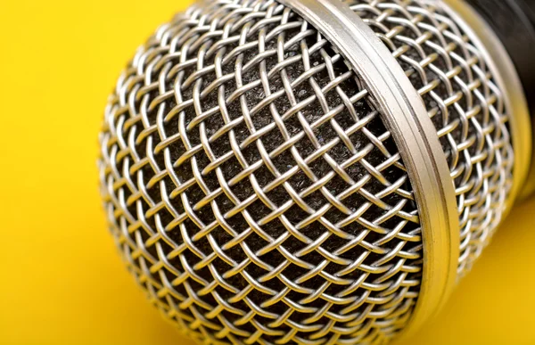 Ασύρματο μικρόφωνο Κλείστε επάνω σε κίτρινο φόντο - κινητήριος ομιλητής έννοια — Φωτογραφία Αρχείου