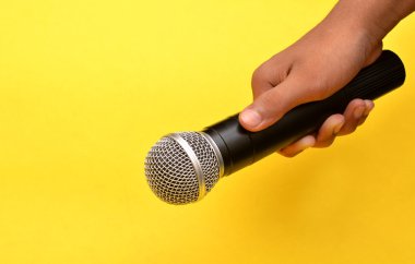 Motivasyon konuşması verirken mikrofon elinde tutan Professional
