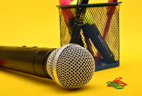 Microfoon met papier holding pinnen en briefpapier box - Motivational Speaker — Stockfoto